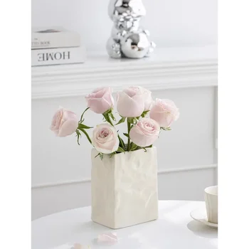 Pocit luxusu, jednoduché krém, skladaný papier, tašky, vázy, kvety, hydroponické kvetinové aranžmány, ozdoby, obývacia izba, dinin